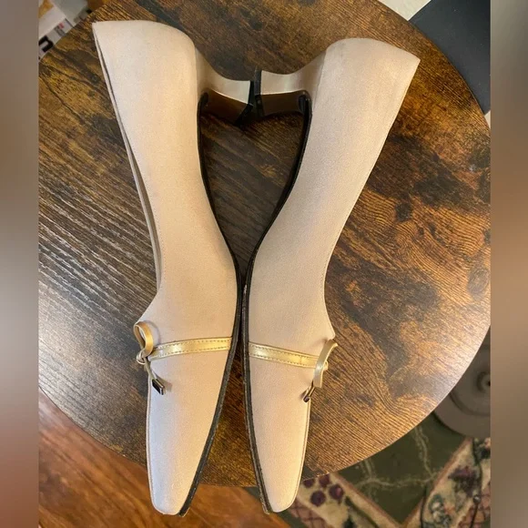 Stuart Weitzman Kitten Heel Pumps - Picture 4 of 8